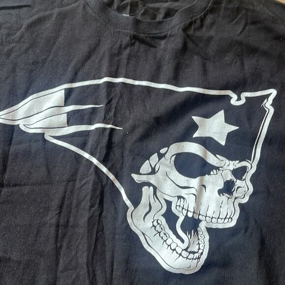 BOSTON SPORTS APPAREL COMPANY Black and White Patriots Skeleton Logo Shirt XL - Picture 2 of 4